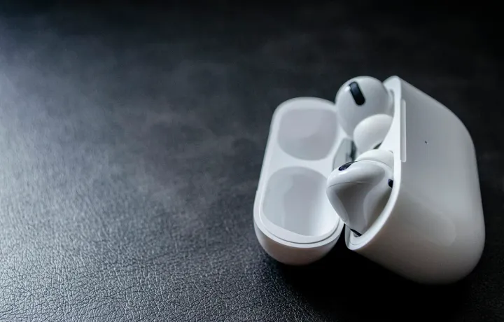 Fones de ouvido sem fio brancos dentro do estojo aberto