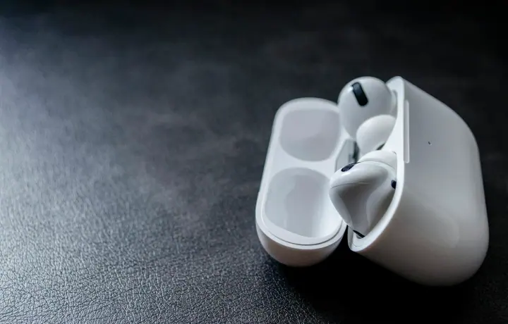 Fones de ouvido sem fio brancos dentro do estojo aberto