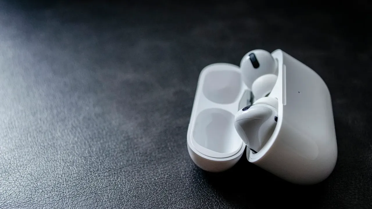 Fones de ouvido sem fio brancos dentro do estojo aberto