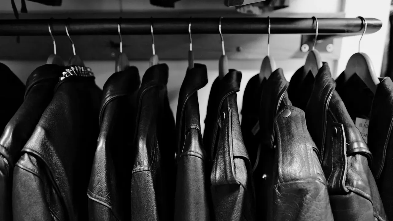 Jaquetas de couro penduradas em arara de roupas