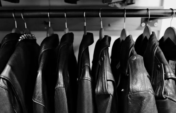 Jaquetas de couro penduradas em arara de roupas