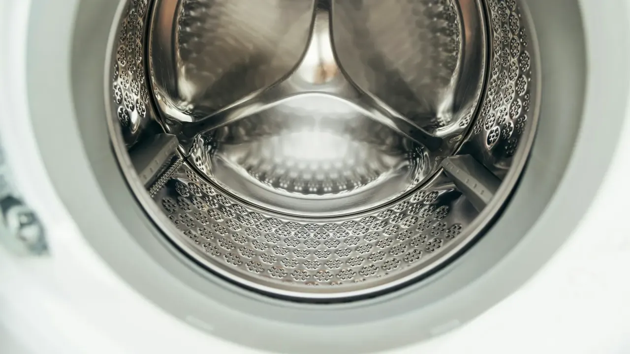 Tambor limpo e vazio de máquina de lavar visto de perto