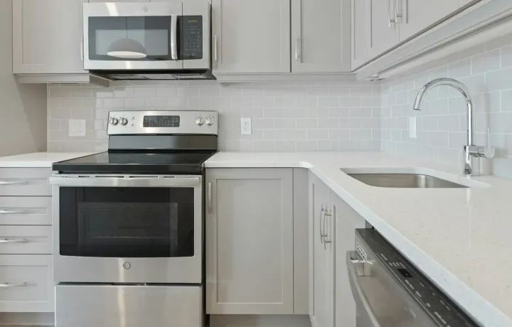 Micro-ondas branco limpo instalado em armário de cozinha