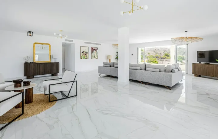 Sala ampla com piso claro polido refletindo a luz