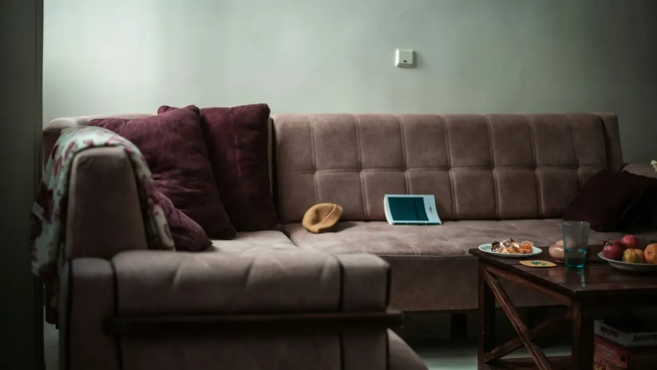 Sofá seccional cinza com almofadas em sala de estar