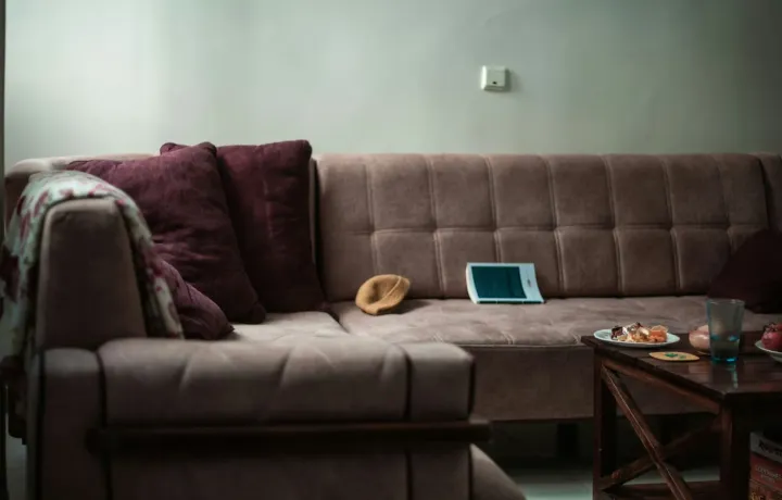 Sofá seccional cinza com almofadas em sala de estar