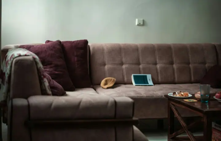 Sofá seccional cinza com almofadas em sala de estar