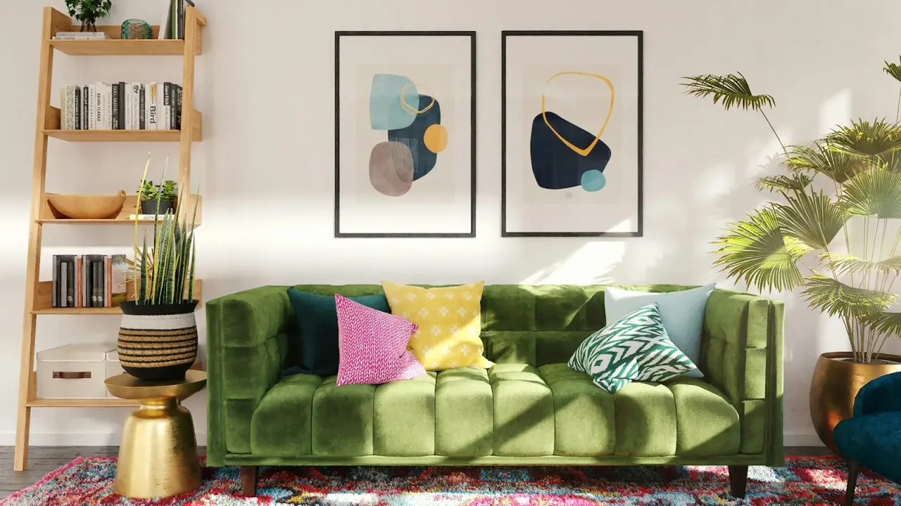 Sofá verde de veludo com almofadas coloridas em sala iluminada