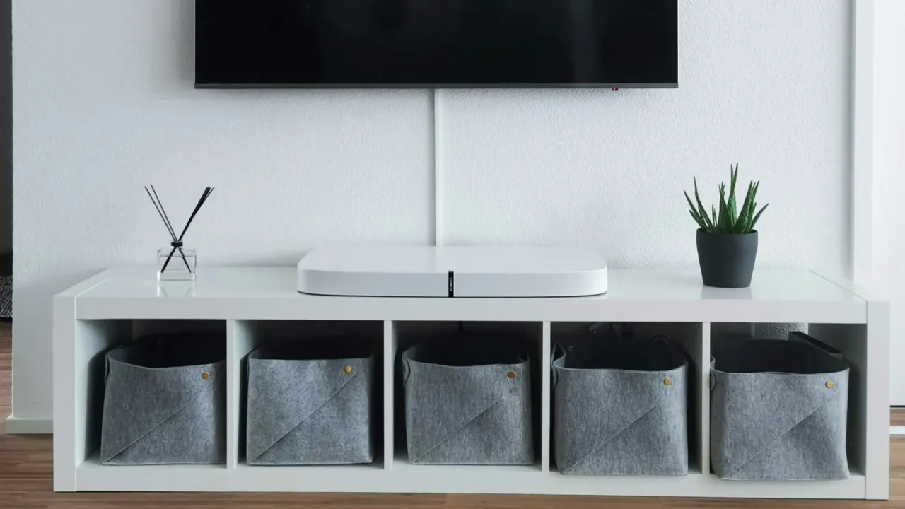 Televisão desligada com tela preta em sala de estar