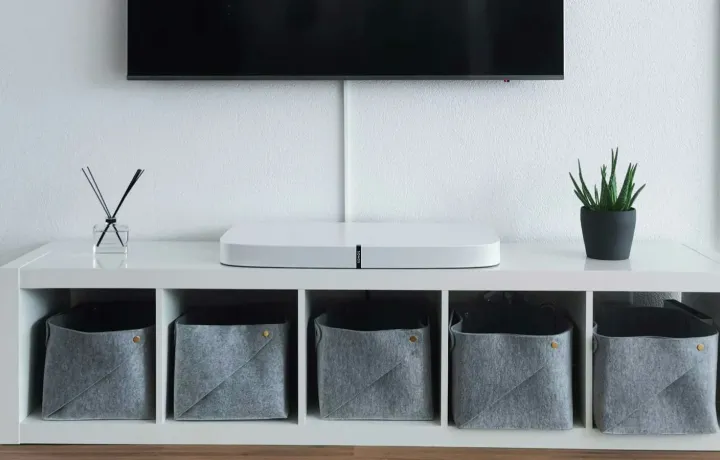 Televisão desligada com tela preta em sala de estar