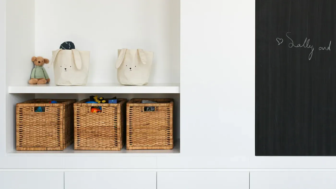 Prateleira infantil com cestos e urso de pelúcia decorativo