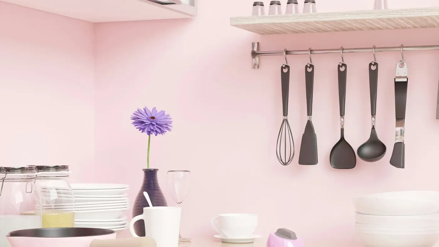 Utensílios de cozinha pendurados na parede acima da bancada