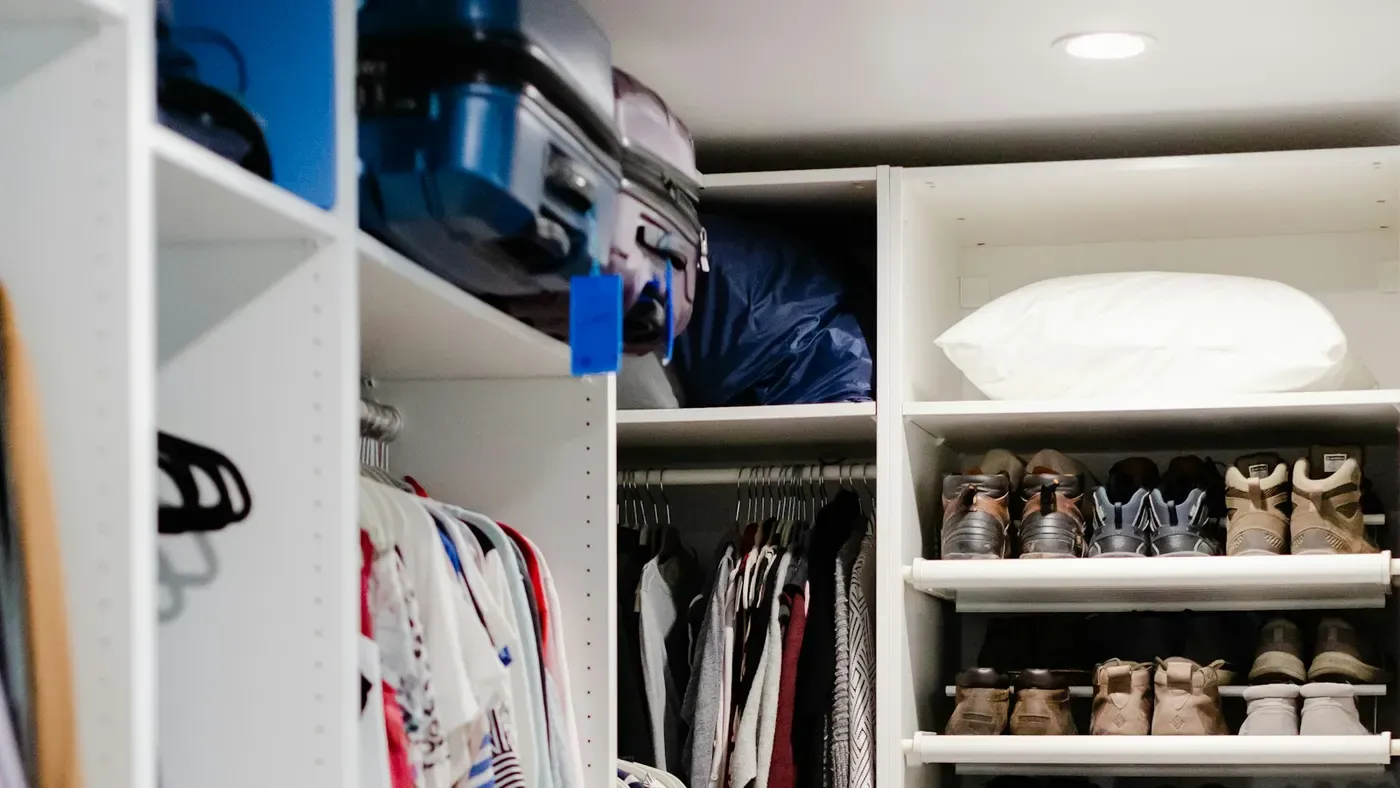 Closet com prateleiras cheias de sapatos organizados
